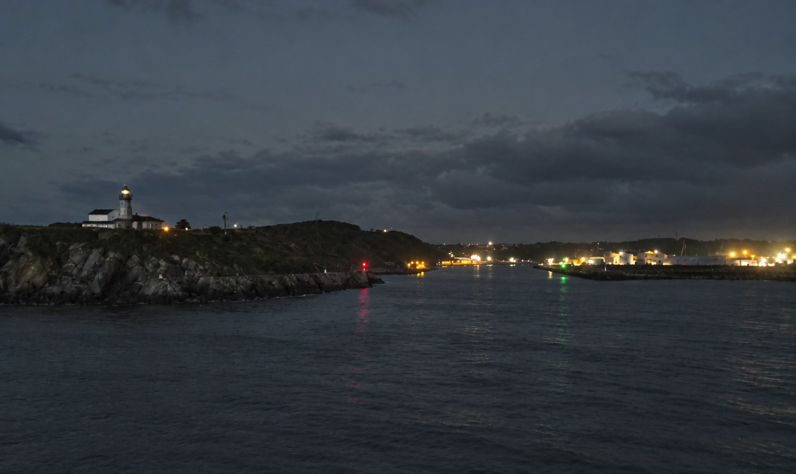 Bocana de Avilés de noche, con el faro y las luces de balizamiento