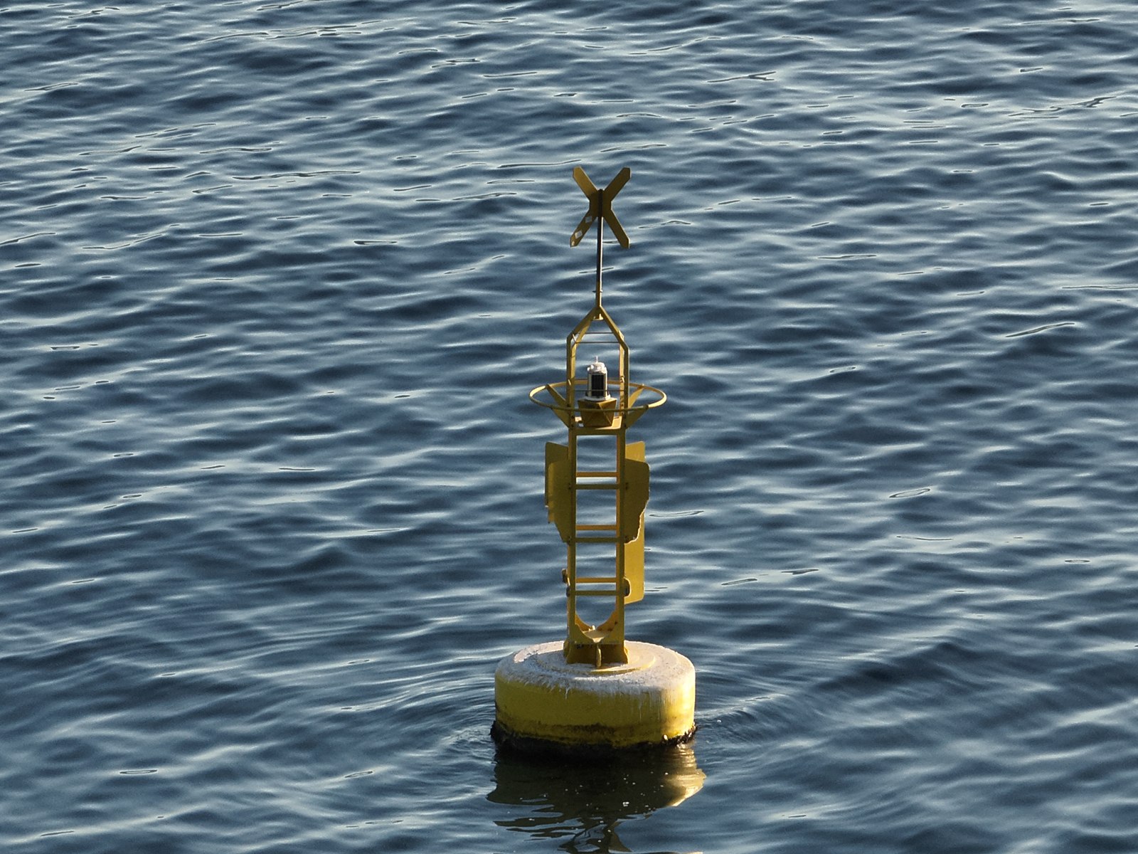 Boya de la alineación de bocana del puerto de Málaga durante las pruebas de ATON